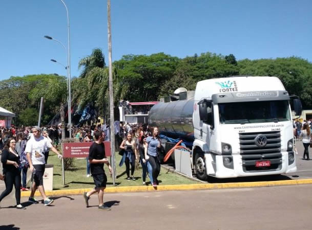Caminhão Pipa com água portável em Curitiba